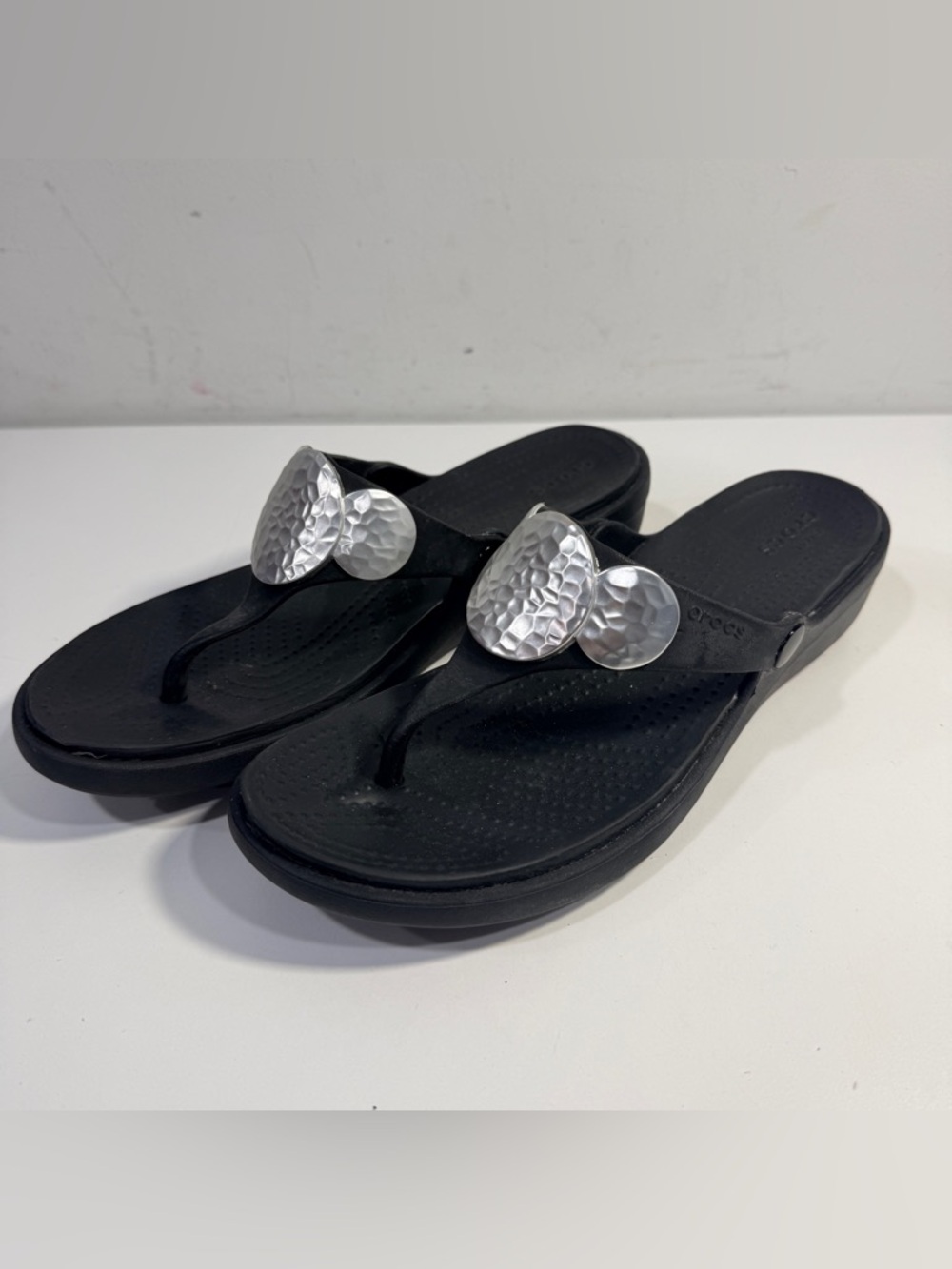 Crocs Sanrah Hammered Circle Wedges Flip Sandals Shoes Black Silver W Size 9